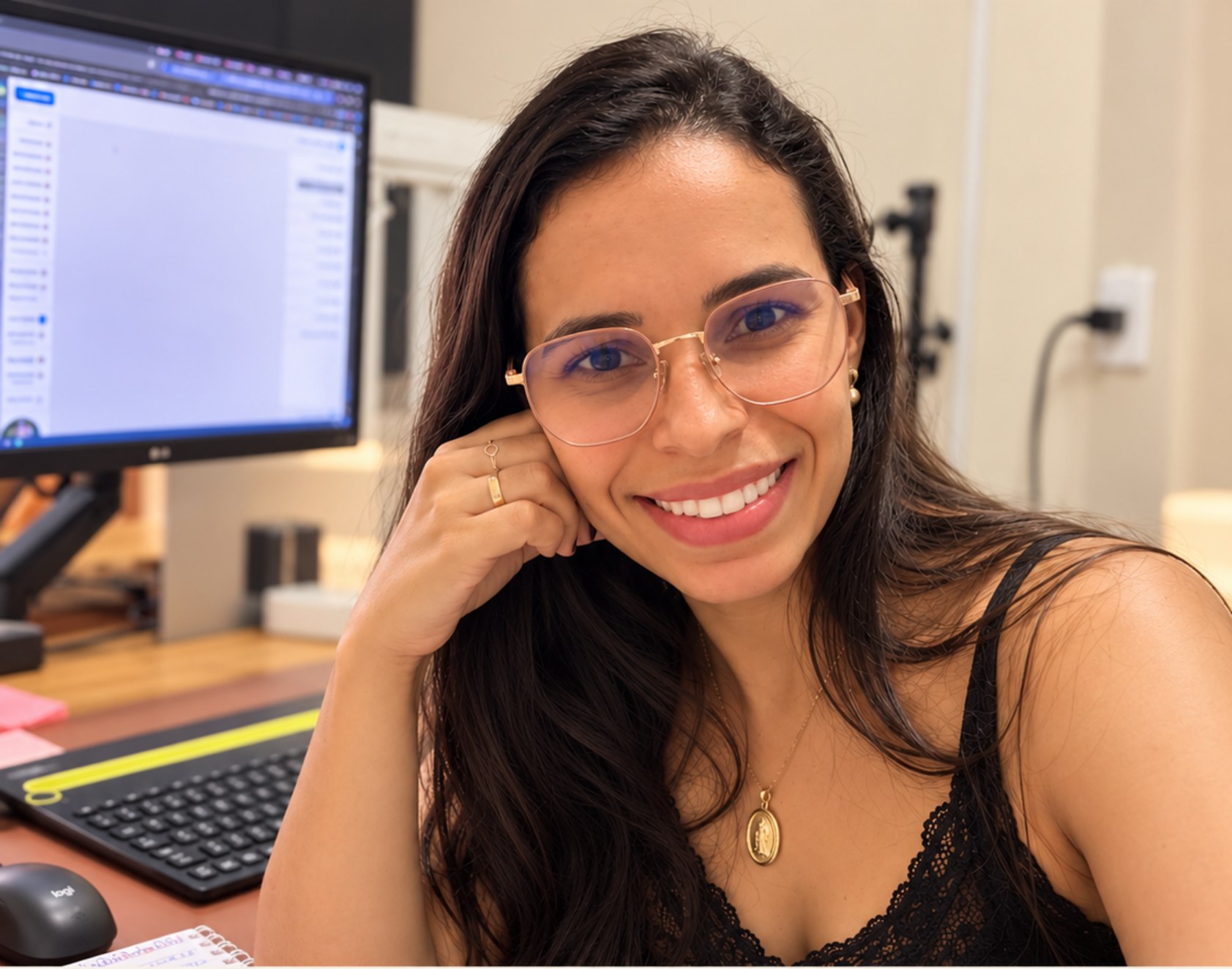 Sara estudando e planejando conteúdo